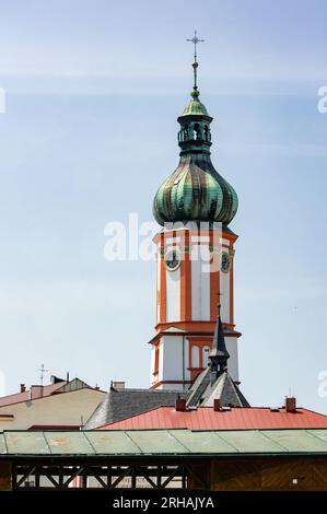 FRYDEK-MISTEK, TSCHECHISCHE REPUBLIK - 28. MAI 2023: Uhrturm Kostel sv. Jakuba Kirche im Zentrum von Frydek-Mistek Stadt Stockfoto