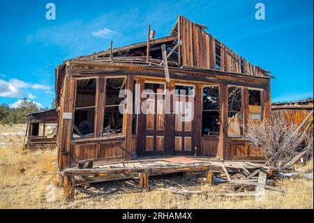 Dieses alte historische Gebäude, das vielleicht ein Laden in alten Städten war, wird in den Colorado Mountains verwittert. Stockfoto