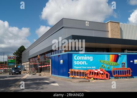 Slough, Berkshire, Großbritannien. 15. August 2023. An der Farnham Road in Slough wird ein neuer Aldi-Laden gebaut. Das nahe gelegene Lager des ehemaligen Sainsbury wurde abgerissen und wird durch ein großes gelbes Lager ersetzt. Kredit: Maureen McLean/Alamy Live News Stockfoto