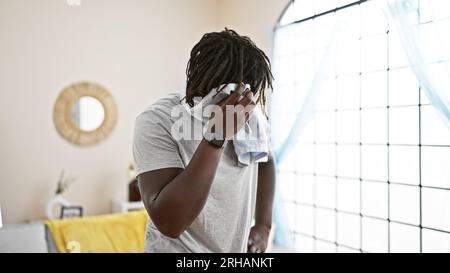 Ein afroamerikanischer Mann, der zu Hause schwitzt Stockfoto
