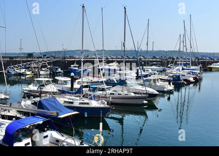 Der 1991 erbaute Yachthafen in Milford Haven bietet heute Liegeplätze für über 300 Schiffe. Es gibt auch Geschäfte und Cafés in den verschiedenen Hafengebäuden. Stockfoto