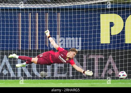 Filip Jorgensen von Villarreal CF während des Spiels La Liga zwischen Villarreal CF und Real Betis spielte am 13. August im La Cerámica Stadion in Villarreal, Spanien. (Foto: Bagu Blanco / PRESSINPHOTO) Stockfoto