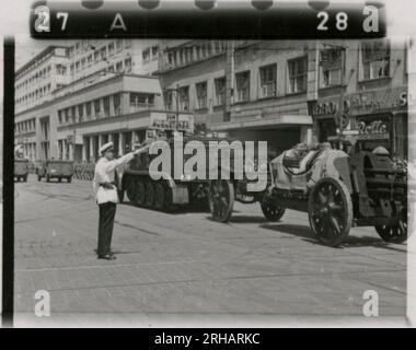 SS-Fotograf, Homann (1943) viele Fotos von Rheinhardt Heydrichs Beerdigung; KB-Betrieb - Schienenbeladung, Ausrüstung, Aufnahmestudio, musikalische Darbietungen; Porträtfotos einzelner Soldaten, leitende Offiziere; medizinisches Personal; Infanterie mit Rudelpferden in bergigem Gelände; Soldaten klettern; Himmler beobachten Soldatenausbildung; Soldat mit Hund; Weihnachtsfeier; Winterkampfpositionen; Militärfriedhof. Stockfoto