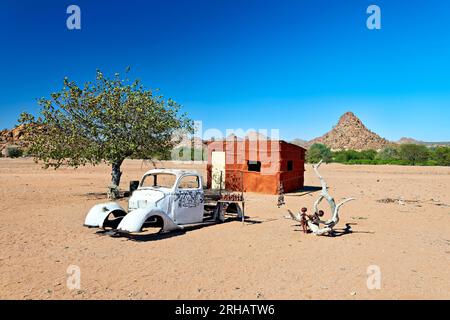 Namibia. Ein klassischer Autounfall, der in der Wüste verrottet Stockfoto