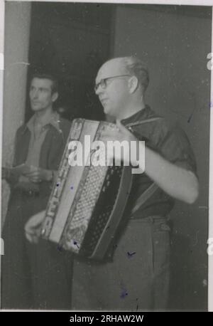 SS-Fotograf, Homann (1943) viele Fotos von Rheinhardt Heydrichs Beerdigung; KB-Betrieb - Schienenbeladung, Ausrüstung, Aufnahmestudio, musikalische Darbietungen; Porträtfotos einzelner Soldaten, leitende Offiziere; medizinisches Personal; Infanterie mit Rudelpferden in bergigem Gelände; Soldaten klettern; Himmler beobachten Soldatenausbildung; Soldat mit Hund; Weihnachtsfeier; Winterkampfpositionen; Militärfriedhof. Stockfoto