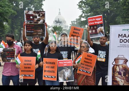 Kalkutta, Indien. 15. Aug. 2023. 15. August 2023, Kalkutta, Indien. Tierliebhaber veranstalten am 76. Indischen Unabhängigkeitstag vor der Victoria Memorial Hall am 15. August 2023 in Kalkutta, Indien, eine Protestdemonstration mit symbolischem Menschenfleisch in Tabletts, eine ergreifende visuelle Darstellung von Tieren, die Schrecken der Fabrikzucht ausgesetzt sind, und Plakate gegen die Ausbeutung von Tieren. (Foto: Biswarup Ganguly/Eyepix Group) Kredit: Eyepix Group/Alamy Live News Stockfoto