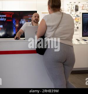 Belgrad, Serbien, 14. August 2023: Kundendienstmitarbeiter und Kunde im A1 Telekom Kundenservice Stockfoto