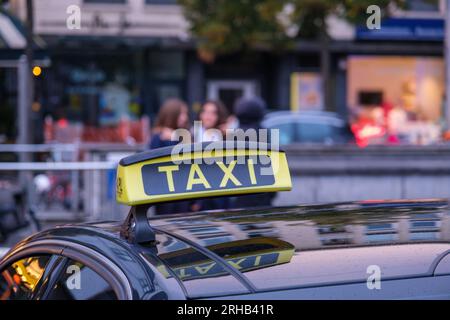 Antwerpen, Belgien - 9. September 2022: Nahaufnahme des Taxizeichens am Auto in Antwerpen Stockfoto