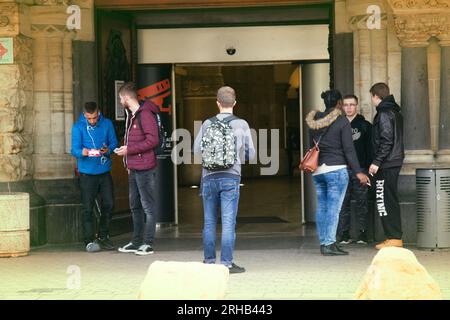 Metz, Frankreich - 20. September 2017: Eintritt in ein altes solides Unternehmen, Kunden und Mitarbeiter Stockfoto