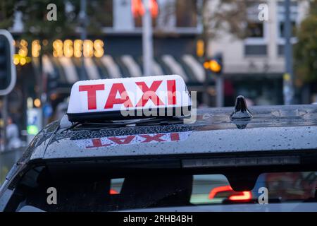 Antwerpen, Belgien - 9. September 2022: Nahaufnahme des Taxizeichens am Auto in Antwerpen Stockfoto