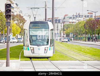 Paris, Frankreich - 23. September 2017: Stadtbahn als umweltfreundlicher Transport. Straßenfahrer (Zugführer) Stockfoto