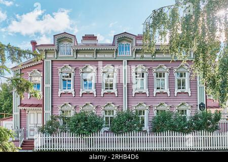 Kazan, Russland - 10. Juni 2023: Nachbau des Hauses Safa Bakhteev, Händler von Manufakturen und Kurzwaren, Anfang des 20. Jahrhunderts. Sie zu bauen Stockfoto