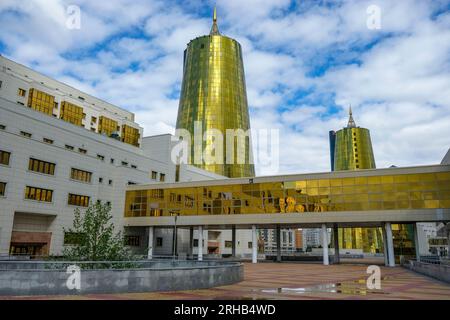 Astana, Kasachstan - 13. August 2023: Blick auf das goldene konische Geschäftszentrum in Astana, Kasachstan. Stockfoto