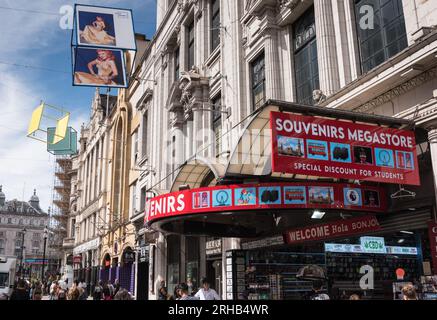 Außenfassade eines aufgefrischten London Trocadero und Souvenir Megastore an der Coventry Street, Soho, London, England, Großbritannien Stockfoto