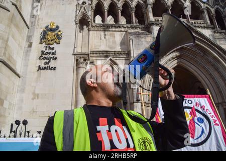 London, Großbritannien. 5. September 2022 Flüchtlingsprotestierende versammelten sich vor den königlichen Gerichtshöfen, als ein Verfahren des Obersten Gerichts gegen die Entsendung von Flüchtlingen nach Ruanda stattfand. Stockfoto
