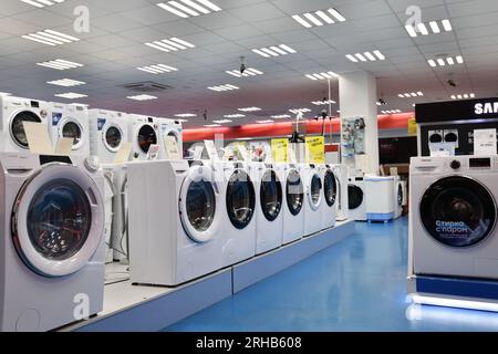 Moskau, Russland - Aug 14. 2023. Waschmaschinen im Mvideo-Shop für Elektronik und Haushaltsgeräte in Zelenograd Stockfoto