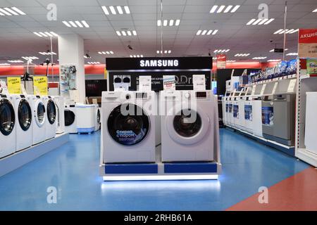 Moskau, Russland - Aug 14. 2023. Waschmaschinen im Mvideo-Shop für Elektronik und Haushaltsgeräte in Zelenograd Stockfoto