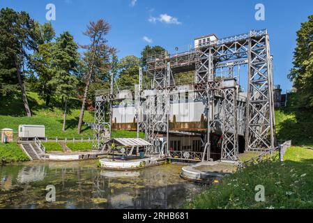 Hydraulischer Bootslift Nr. 3 auf dem alten Canal du Centre in Strépy-Bracquegnies bei La Louvière, Hennegau in der Sillon-Industrie in Wallonien, Belgien Stockfoto