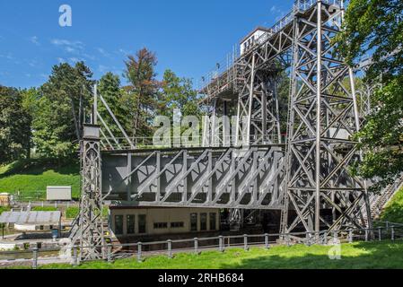 Hydraulischer Bootslift Nr. 3 auf dem alten Canal du Centre in Strépy-Bracquegnies bei La Louvière, Hennegau in der Sillon-Industrie in Wallonien, Belgien Stockfoto