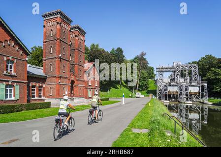 Maschinenraumgebäude und hydraulischer Bootslift Nr. 3 am alten Canal du Centre in Strépy-Bracquegnies bei La Louvière, Hennegau, Wallonien, Belgien Stockfoto