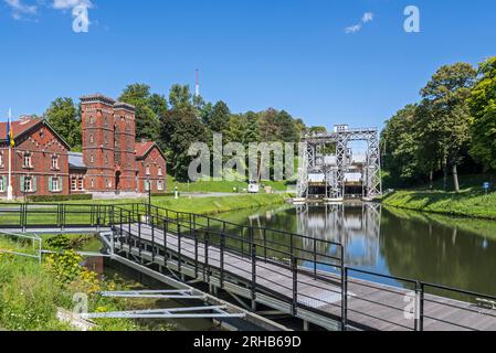 Maschinenraumgebäude und hydraulischer Bootslift Nr. 3 am alten Canal du Centre in Strépy-Bracquegnies bei La Louvière, Hennegau, Wallonien, Belgien Stockfoto