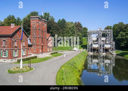 Maschinenraumgebäude und hydraulischer Bootslift Nr. 3 am alten Canal du Centre in Strépy-Bracquegnies bei La Louvière, Hennegau, Wallonien, Belgien Stockfoto