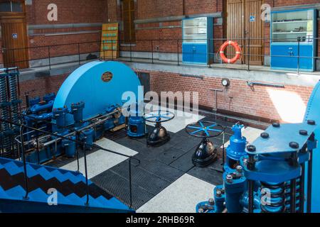 Innenausstattung des Maschinenraumgebäudes des hydraulischen Bootslifts Nr. 3 am Canal du Centre in Strépy-Bracquegnies, La Louvière, Hennegau, Wallonien, Belgien Stockfoto