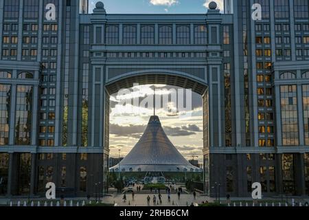 Astana, Kasachstan - 14. August 2023: Blick auf das Khan Shatyr Entertainment Center in Astana, Kasachstan. Stockfoto