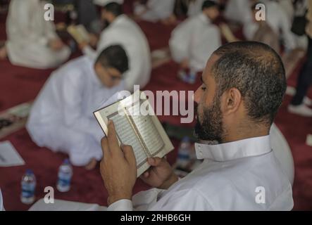 Gaza-Stadt, Palästina. 15. Aug. 2023. Muslimische Anhänger der Palästinenser lasen den heiligen Koran während einer Sitzung auf Initiative von dar Al Kuran und Sunnah in Gaza. Mehr als 1400 Erinnerungsstücke lesen den Heiligen Koran in einer Sitzung, zum ersten Mal im Gazastreifen. (Foto: Mahmoud Issa/SOPA Images/Sipa USA) Guthaben: SIPA USA/Alamy Live News Stockfoto