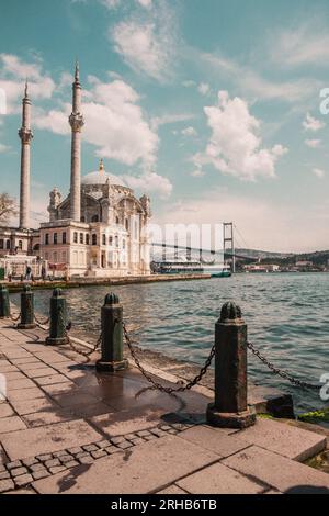 Die Ortakoy-Moschee in Besiktas am europäischen Ufer der Bosporusstraße. Stockfoto