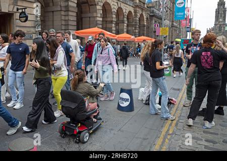 Royal Mile, Edinburgh, Schottland, Großbritannien. 15. August 2023. Die Leute wandern immer noch zur Straßenunterhaltung in die High Street. Abbildung: Das Umherziehen in der Stadt während der Fringe kann für Personen mit Mobilitätsproblemen schwierig sein. Kredit: Archwhite/alamy Live News. Stockfoto