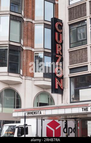 Kino-Beschilderung vor dem Curzon Cinema, Shaftesbury Avenue, Soho, London, W1, England, Großbritannien Stockfoto