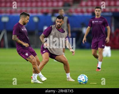 Sevillas Suso (Zentrum) während eines Trainings im Georgios Karaiskakis Stadion, Athen. Manchester City tritt Sevilla beim UEFA Super Cup in Athen am Mittwoch entgegen. Foto: Dienstag, 15. August 2023. Stockfoto