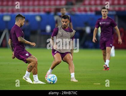 Sevillas Suso (Zentrum) während eines Trainings im Georgios Karaiskakis Stadion, Athen. Manchester City tritt Sevilla beim UEFA Super Cup in Athen am Mittwoch entgegen. Foto: Dienstag, 15. August 2023. Stockfoto