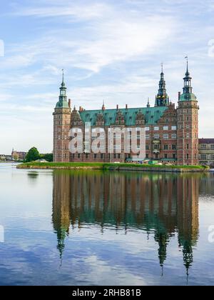 Schloss Frederiksborg in Hillerod, Uferfassade, schöne Fassadenreflexion im Seenwasser Stockfoto