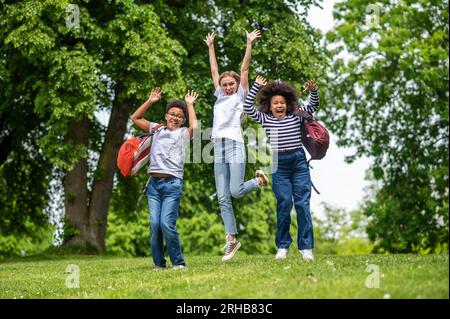 Gruppe junger Leute, die sich im Park aufgeregt und glücklich fühlen Stockfoto