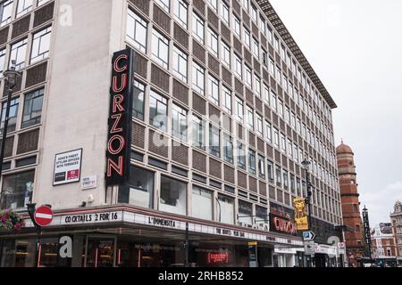 Kino-Beschilderung vor dem Curzon Cinema, Shaftesbury Avenue, Soho, London, W1, England, Großbritannien Stockfoto