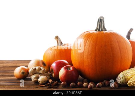 Herbsternte auf Holztisch isoliert auf weißem Hintergrund. Gemüse der Saison, Obst, Kürbis, Apfel, Nüsse, Ingwer, Mais, Zwiebel Kochen gesund fo Stockfoto