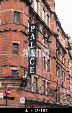 Beschilderung vor dem Palace Theatre, Shaftesbury Avenue, Central London, England, Großbritannien Stockfoto