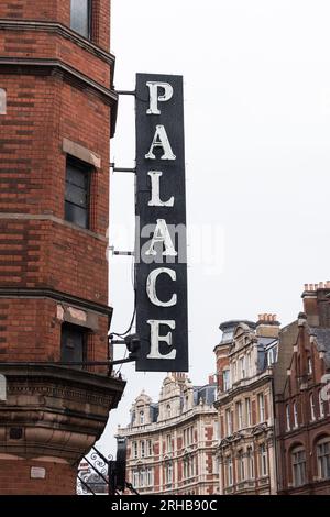 Beschilderung vor dem Palace Theatre, Shaftesbury Avenue, Central London, England, Großbritannien Stockfoto