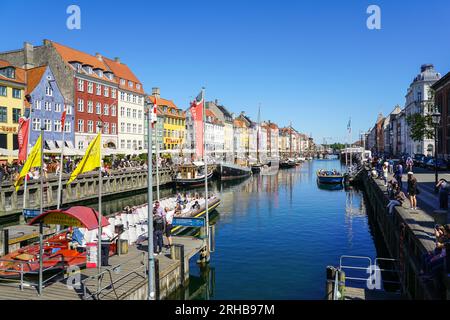 Kopenhagen, Dänemark - 30. Mai 2023: Bunte Häuser und Boote im Stadtteil Nyhavn in Kopenhagen Stockfoto