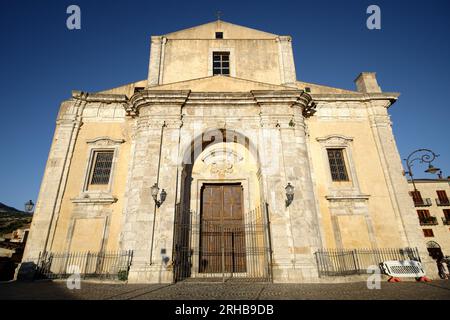 Vorderansicht der Basilika di Maria Santissima Assunta in Petralia Sottana, Sizilien, Italien Stockfoto