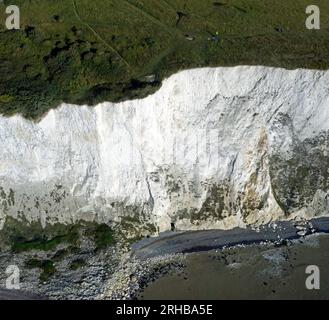 Luftaufnahme einer Drohne, die über das Meer hinausflog, mit Blick auf einen Abschnitt der Chalk Cliff an der St. Margret's Bay, Kent Stockfoto