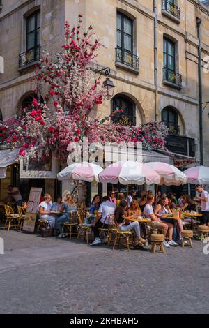 Paris, FR - 31. August 2022: Gäste essen draußen in der Brasserie Le Paradis Stockfoto