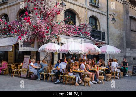 Paris, FR - 31. August 2022: Gäste essen draußen in der Brasserie Le Paradis Stockfoto