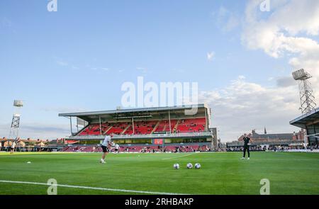 Cleethorpes, Großbritannien. 15. Aug. 2023. Allgemeiner Blick auf das Stadion während des Spiels Grimsby Town FC gegen Salford City FC Sky Bet League 2 im Blundell Park, Cleethorpes, Großbritannien am 15. August 2023 Gutschrift: Jede Sekunde Media/Alamy Live News Stockfoto