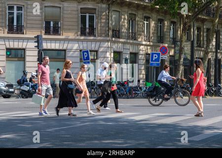 Paris, FR - 31. August 2022: Überquerung der Rue de Rivoli Stockfoto