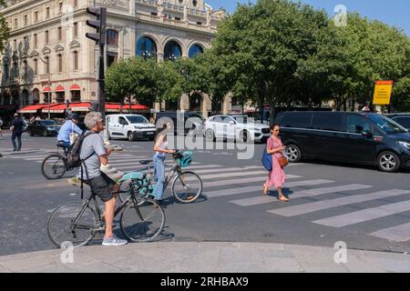 Paris, FR - 31. August 2022: Fahrradfahrer in Paris Stockfoto