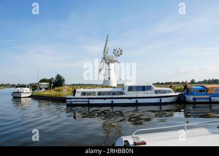 Mieten Sie Schiffe, die in der Thurne Mill an den Norfolk Broads, einem beliebten Reiseziel, anliegen Stockfoto