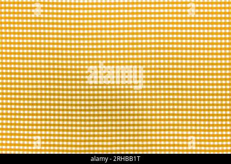 Die Textur des Leinenstoffes in einer großen Zelle von Gelb und weiß. Schottisches Schneidermaterial. Kariertes Material Stockfoto
